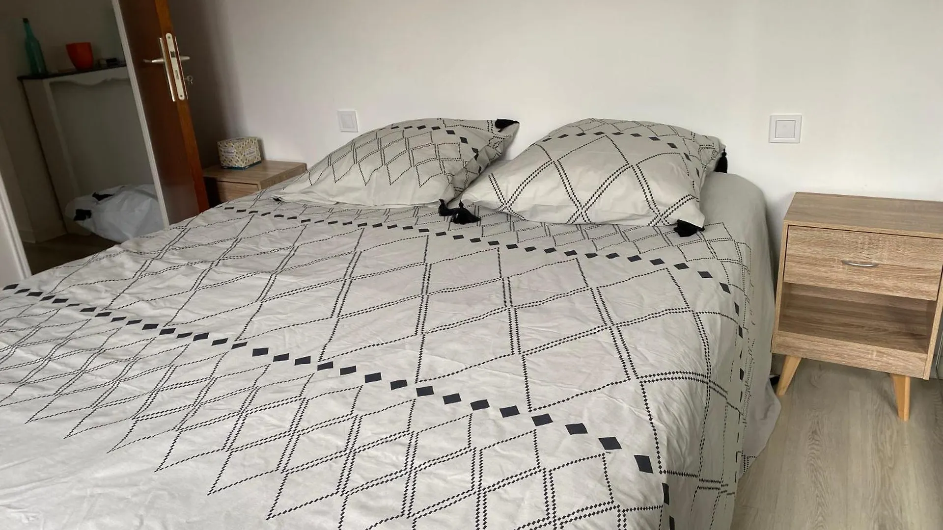 Grand Appartement Spacieux Senas France