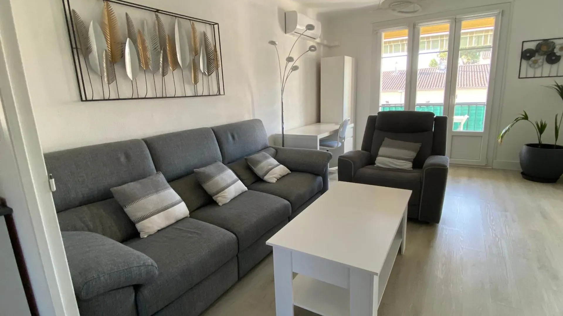 Grand Appartement Spacieux Sénas 0*,  Francia